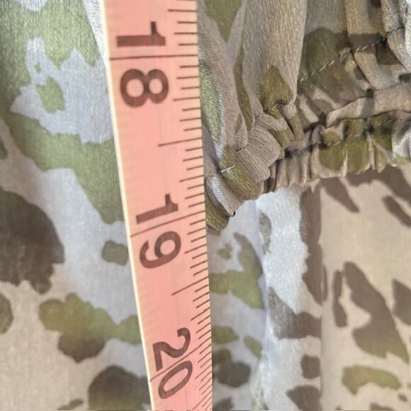 Queen Collection Blouse Women's size Small grey leopard print business - Picture 7 of 15